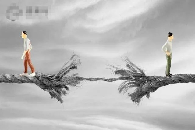 把论文给同事看，同事把我论文发表了，一字不改，结果我变成了通讯作者，该怎么办？