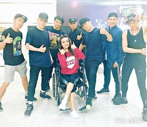 王祖蓝探班容祖儿晒合影练舞扭伤脚不禁流露愁样