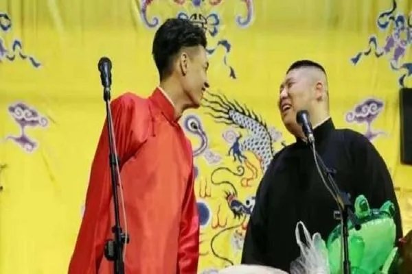 德云社演员因被催促就怒怼观众，台上演员的素质已经荡然无存？