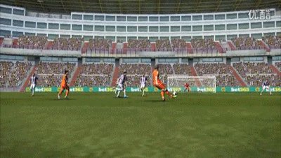 《实况足球2013》怎么控向射门 神技控向射门详细教学