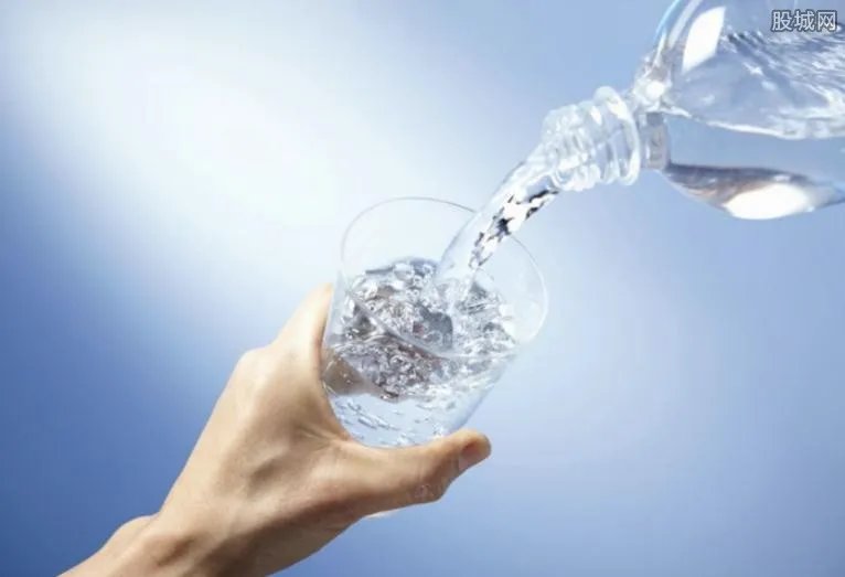 男子喝矿泉水中毒身亡 误把除锈剂当成水喝