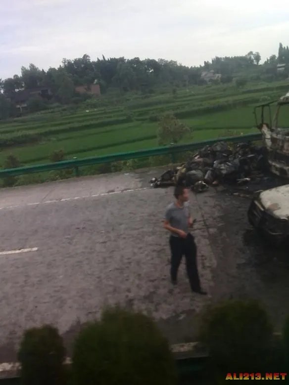 湖南发生严重车祸 货车大巴相撞爆炸仅4人逃出