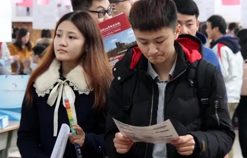 大学生在校表现