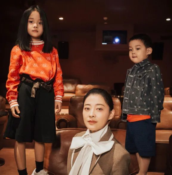 45岁梅婷携儿女拍大片，她作为一个母亲合格吗？