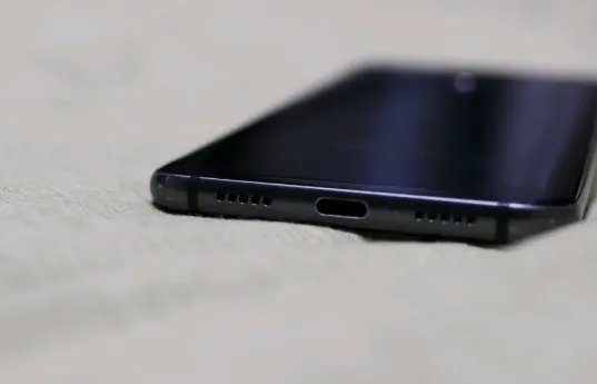 大妈捡手机讹钱未果，竟然当街大闹，这位大妈的行为都有哪些不妥？