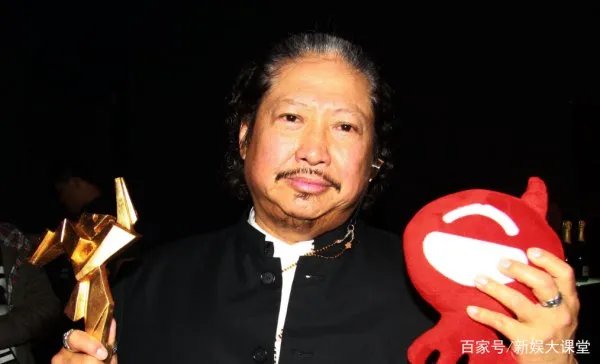 69岁洪金宝近照曝光,唱歌的时候气势很足,他的身体咋样?