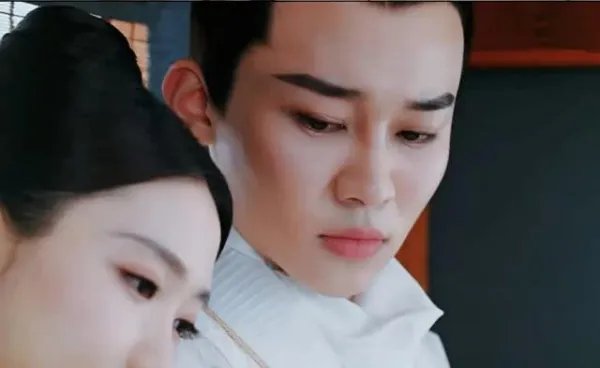 三千鸦杀中左紫辰的眼睛受伤后,是谁一直照顾他?