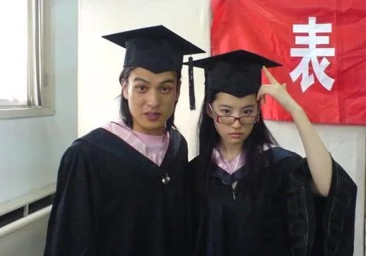 陈瑶晒学士服毕业照素颜清丽可爱，还有哪些明星晒过自己的毕业照，谁的最好看？