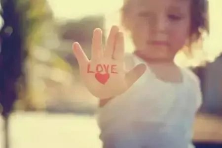 10岁小男孩从四楼跳下,醒来后对妈妈说了这7个字……值得家长深思!