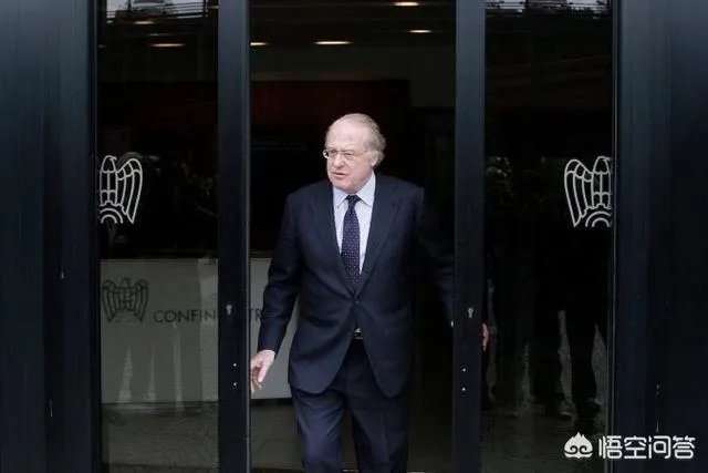 米兰被禁止参加欧联杯，到底是米兰自己要求禁赛，还是欧足联根据法规强行禁赛？