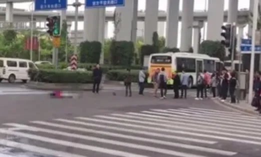 摩托骑手高架坠亡怎么回事:视频始末这到底是个什么梗