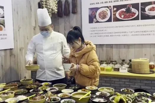 厨师烹饪还原100道模型菜，你能分得清真假吗？