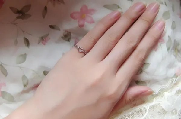 尾戒戴左手还是右手 女生左右手尾戒的含义