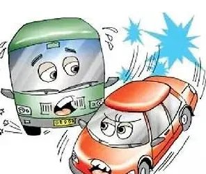 轿车车头被卷入货车车底又被30吨西瓜砸是怎么回事？