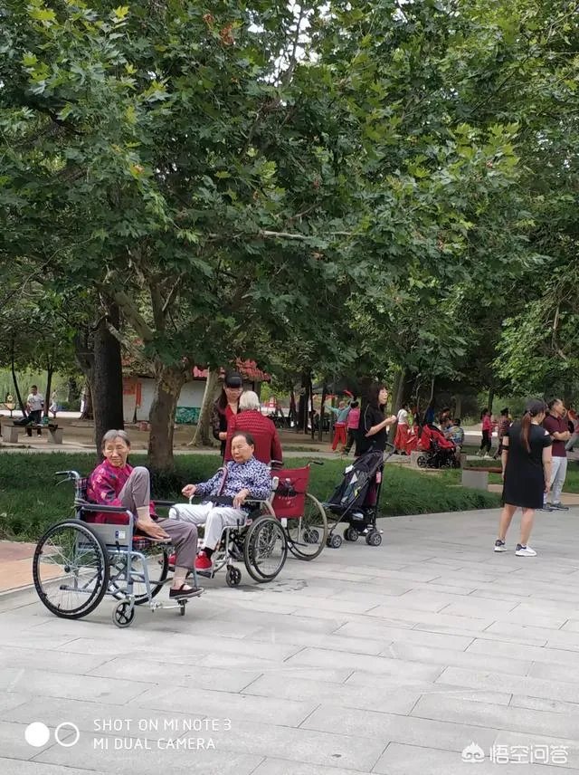 对于部分小区内大妈跳广场舞扰民这件事，你有什么看法？