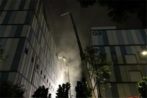 华为松山湖一在建的项目着火，该项目着火与实验室有关吗？