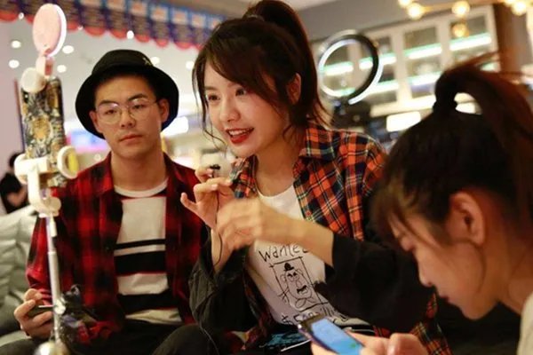 上海破获首例网红直播带货售假案，直播里的东西还能买吗？