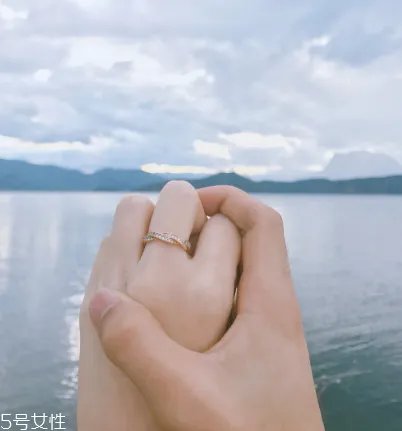 戒指戴中指是什么意思？戒指戴中指代表什么含义