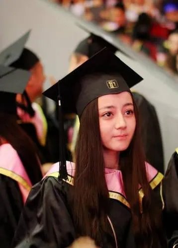 陈瑶晒学士服毕业照素颜清丽可爱，还有哪些明星晒过自己的毕业照，谁的最好看？