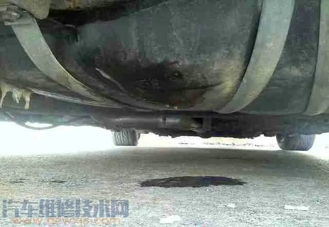 汽车油箱在底盘哪个位置？汽车油箱要不要清洗