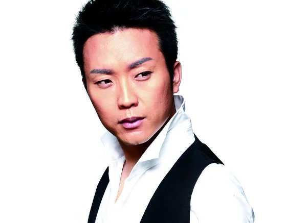 李玉刚隐藏多年的老婆来头不小，岳父背景更是了不得，难怪不公开，是谁呢？