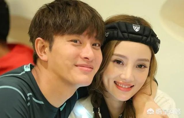 李小璐微博背景墙换成与贾乃亮的婚纱照，两人真的要复合吗？