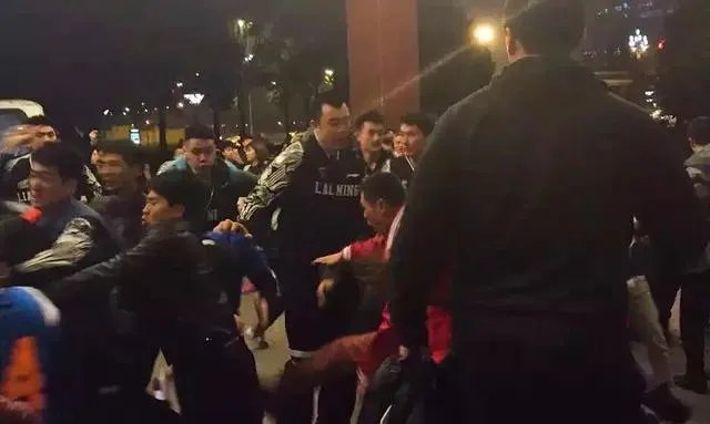 辽篮当初输掉总决赛之后,为什么会跟场外的四川球迷发生冲突?