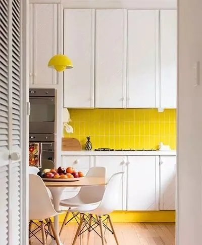 小黄人元素搭出俏皮风空间,“黄”得有意思!