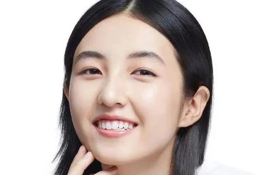 张子枫高考开私家车进考场,是“故意黑”还是“搞特权”?