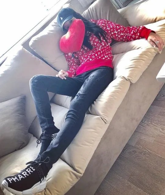 李小璐滑雪照惹争议，摆拍动作和PG1一样，难道她不避嫌吗？