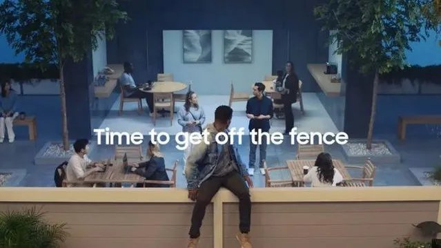 三星新广告嘲讽苹果！没有折叠屏真不行