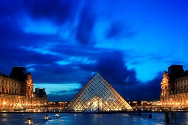 关于黑人男子当众抱走卢浮宫展品一事,你有何看法?