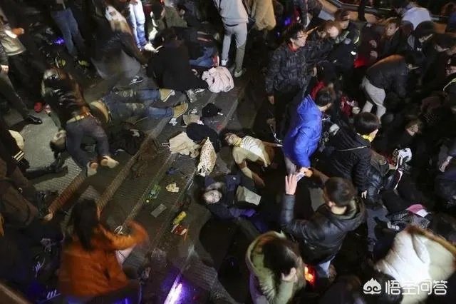 地铁上喊“卧倒”拍小视频引起慌乱，深圳警方：3男子被刑拘, 你怎么看？