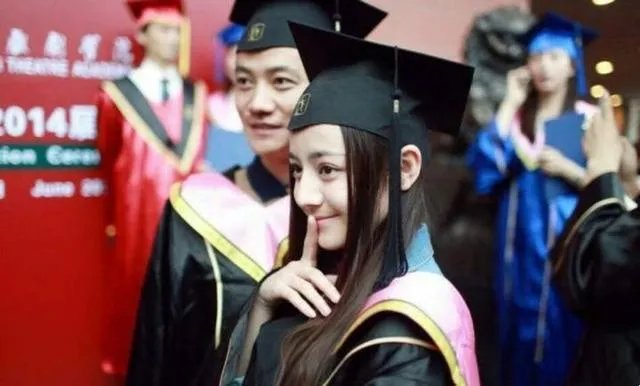 陈瑶晒学士服毕业照素颜清丽可爱，还有哪些明星晒过自己的毕业照，谁的最好看？