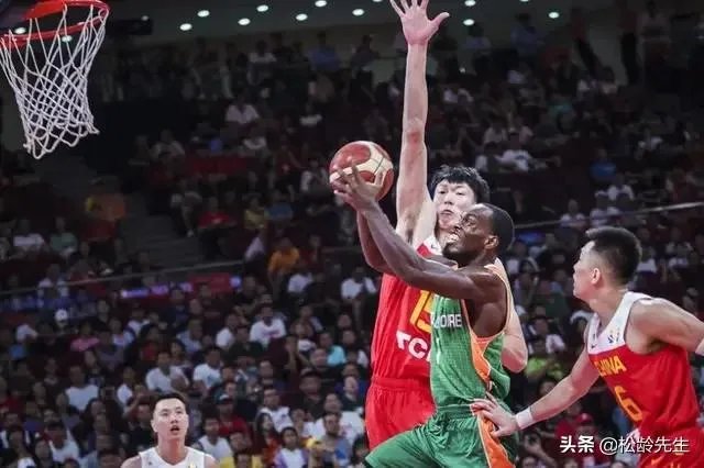 世界杯首战，中国男篮球员周琦拼到抽筋，如何评价周琦的拼搏精神？