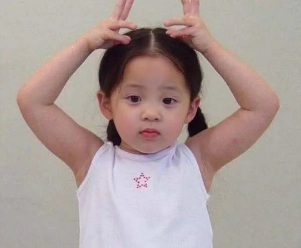 欧阳娜娜童年照够可爱了，宋祖儿的更加惊艳，她们童年时期是什么样？