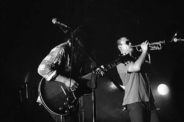 十万嬉皮歌词表达什么意思