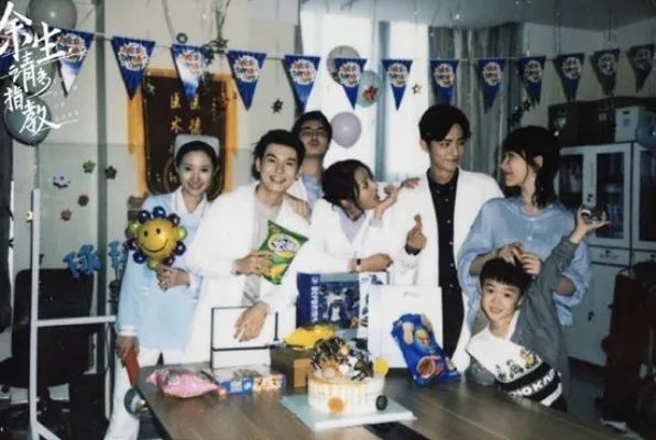 肖战杨紫杀青照曝光 两人甜蜜对视cp感十足