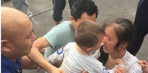 女子跳楼被警察拽回是怎么回事?