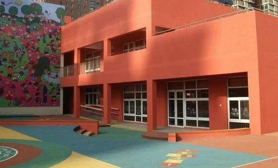 4岁女童户外课摔倒致手臂骨折，学校是否该为此负全责？