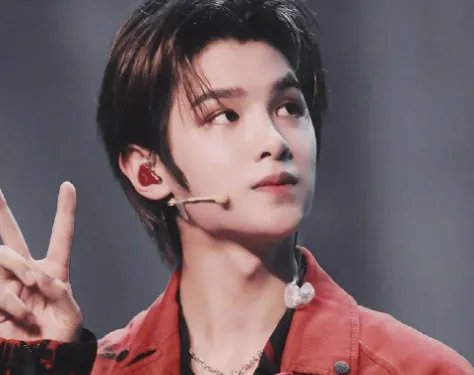 黄明昊走秀时突然假摔,他的这个假摔到底自不自然?