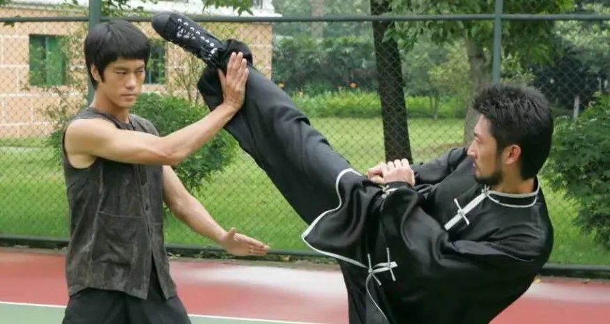 李小龙“守墓人”去世,他为何如此信仰李小龙呢?