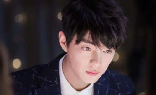 肖战被私生饭撞肿额头,为什么坦言生日愿望是想见爸妈?