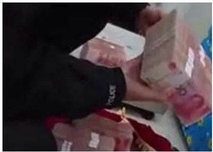 男子为什么扛144万坐火车？