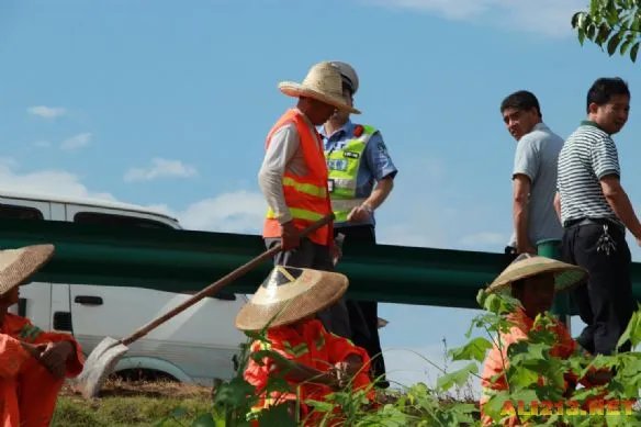 湖南发生严重车祸 货车大巴相撞爆炸仅4人逃出