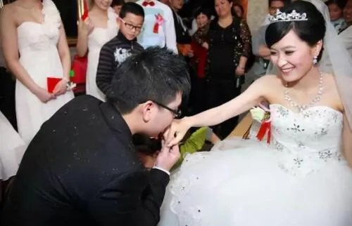 扶新娘下车的人叫什么 新娘接进男方家门后的流程有哪些