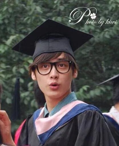 陈瑶晒学士服毕业照素颜清丽可爱，还有哪些明星晒过自己的毕业照，谁的最好看？