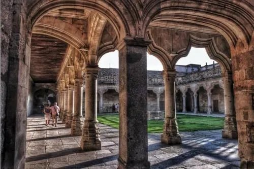 西班牙萨拉曼卡市一个远古大教堂上为何有着神秘的太空人浮雕？