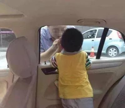 2岁男童被遗忘轿车内9小时身亡,他的父母竟如此疏忽?