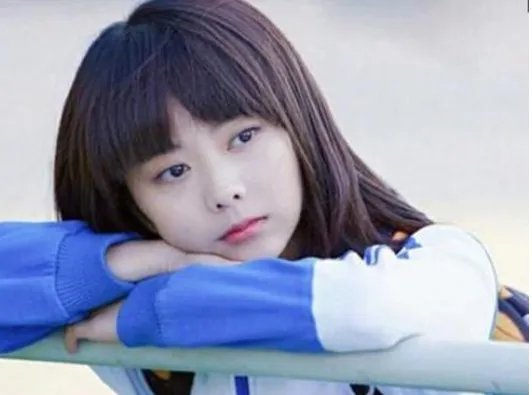 30岁谭松韵被曝结婚后又离婚,明星的感情生活为何一直备受关注?